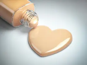 Goutte de fond de teint en forme de cœur, idéale pour savoir comment choisir son fond de teint.